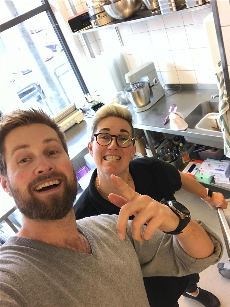Selfie av en mann og en kantineansatt på kjøkkenet - Klikk for stort bilde