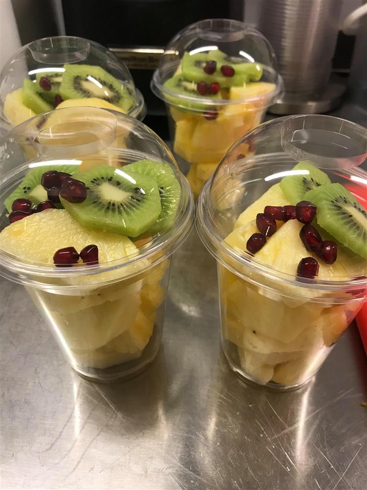 Fruktbegre med ananas, kiwi og granateple - Klikk for stort bilde